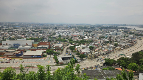 Imagen referencial de las avenidas del norte de Guayaquil, ciudad que tendrá un feriado en julio de 2024.