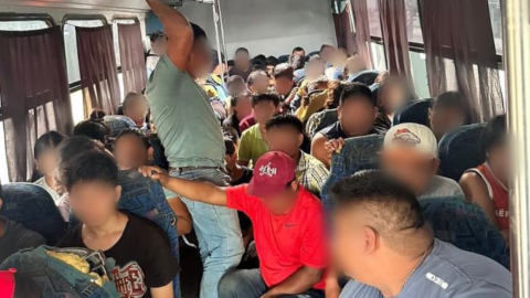 Migrantes indocumentados de Ecuador y otros países de Centroamérica eran transportados en un bus, en México, este 25 de junio de 2024.