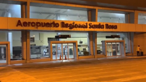 En el aeropuerto de Santa Rosa, provincia de El Oro, delincuentes atacaron una avioneta que trasladaba valores, en un hecho registrado este 26 de junio de 2024.