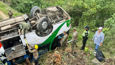 Militares ayudan en el rescate de pasajeros de un bus que se accidentó en Pasaje el 27 de junio de 2024.