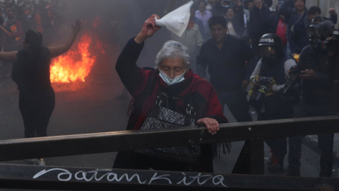 Una seguidora del gobierno del presidente de Bolivia, Luis Arce, agita un pañuelo blanco durante el intento de golpe de estado en Bolivia, 26 de junio de 2024.