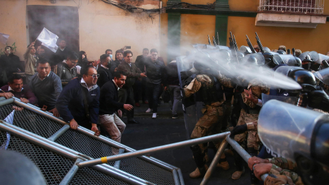 Seguidores del presidente de Bolivia Luis Arce protestan con militares frente a la sede del Gobierno de Bolivia, este miércoles 27 de junio de 2024, en La Paz (Bolivia).