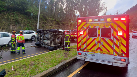 Un vehículo accidentado en la avenida Simón Bolívar, el 22 de mayo de 2024.