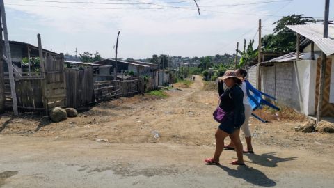 Vista de una calle de Ciudad de Dios, un enclave urbano marginal en el noroeste de Guayaquil.