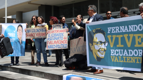 Plantón de familiares y amigos de Fernando Villavicencio, en el Complejo Judicial Norte, este 27 de junio de 2024.