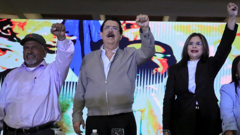 El expresidente de Honduras, Manuel Zelaya (centro), en el acto de apertura del Foro de São Paulo del 27 de junio de 2024.