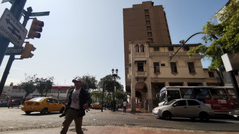 Vista frontal del edificio Fantasía, que muestra una peligrosa inclinación en el centro de Guayaquil, junio de 2024.