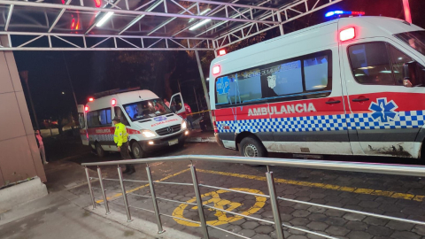 Imagen referencial de ambulancias afuera del hospital básico del Ministerio de Salud en Baños, Tungurahua, 16 de junio de 2024.