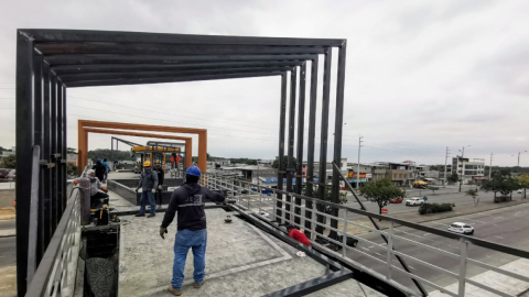 El Municipio de Guayaquil construye tres nuevos pasos peatonales  en la avenida Narcisa de Jesús, al norte, uno de ellos a la altura de Los Vergeles, zona crítica de mortalidad vial.