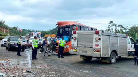 Bus accidentado en la vía E-25 Ventanas-Quevedo, a la altura de Zapotal (Los Ríos).