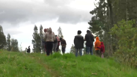 Familiares de los bebés asesinados en Cayambe, Pichincha, el 28 de junio de 2024.