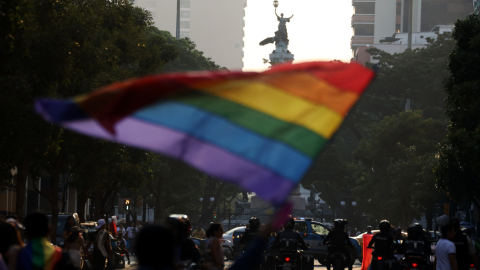 Vista frontal de una bandera flameando durante el desfile del Orgullo en Guayaquil, el 29 de junio de 2024.