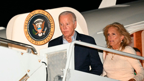 El presidente de los Estados Unidos, Joe Biden, y la primera dama, Jill Biden, al llegar al aeropuerto regional de Hagerstown, en Estados Unidos.