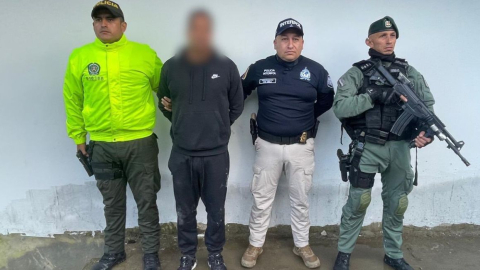 Personal de la Interpol con 'Larry Changa', uno de los líderes del Tren de Aragua, en Colombia, el 1 de julio de 2024.