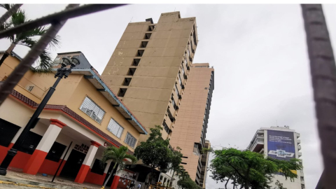 La avenida 9 de Octubre, entre José Mascote y Esmeraldas, se cerró al tránsito vehicular por trabajos de apuntalamiento de la edificación.