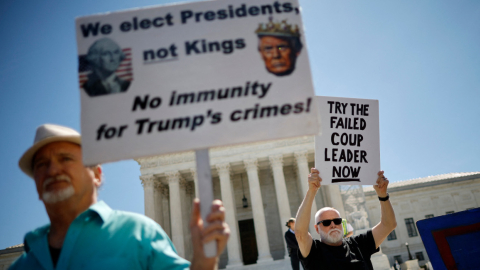 Manifestantes  frente a la Corte Suprema de Estados Unidos, 1 de julio de 2024.