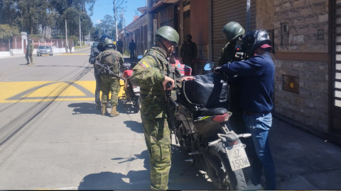 Militares en un operativo de control en Azuay el 27 de junio de 2024.