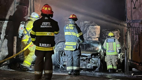 Bomberos de Guayaquil en un incendio en una bodega de papel en Guayaquil, el 2 de julio de 2024.