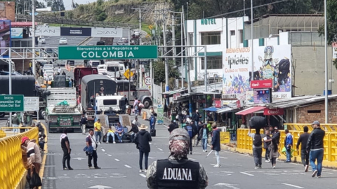 Paro de transportistas en el puente internacional de Rumichaca, paso fronterizo entre Ecuador y Colombia, 2 de julio de 2024. 