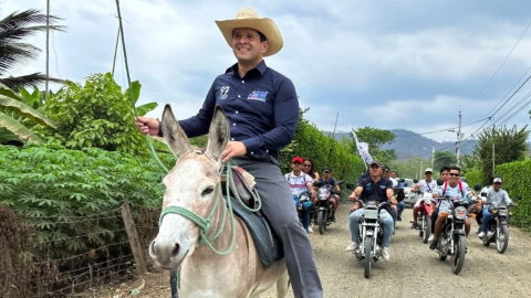 José Miguel Mendoza, excandidato a la Alcaldía de Portoviejo, en un recorrido de la campaña electoral en enero de 2023.