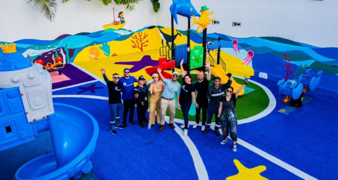 Foto de Parque Marbella-Manta y voluntarios DK, pintando un mural.