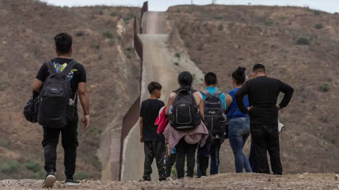 Imagen referencial de un grupo de migrantes al norte de México, en julio de 2024.