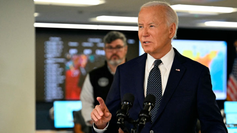 El presidente estadounidense, Joe Biden, habla en el Centro de Operaciones de Emergencia, en Washington.