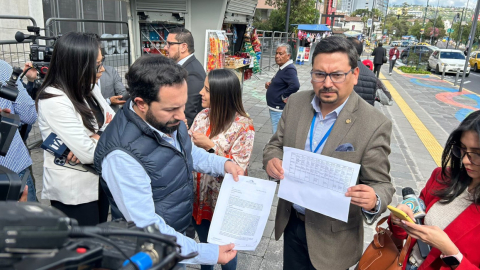 Los legisladores Adrián Castro y Leonardo Berrezueta en la Fiscalía. Quito, 2 de julio de 2024