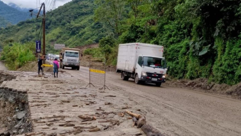 Camiones circulan por la vía Baños Puyo, sector Quilloturo, el 3 de julio de 2024.