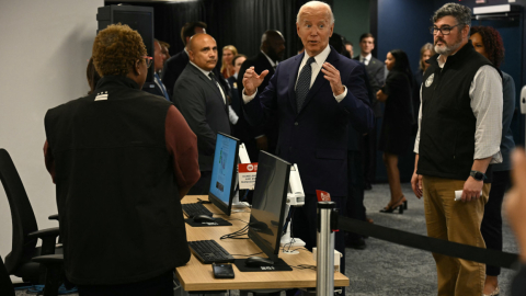 El actual presidente Joe Biden, quien busca su reelección en Estados Unidos, habla con empleados de la oficina de emergencias de Washington, 2 de julio de 2024.