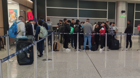 Personas que viajan hacia El Salvador hacen fila para el registro en el Aeropuerto Mariscal Sucre de Quito, el 22 de mayo de 2024. El Salvador es una de las vías que utilizan los migrantes para llegar a Estados Unidos. 