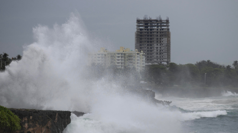 Intenso oleaje en el malecón de Santo Domingo en República Dominicana, por el avance del huracán Beryl, el 2 de julio de 2024.