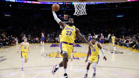 LeBron James durante un encuentro de los Ángeles Lakers el 26 de abril del 2024. 