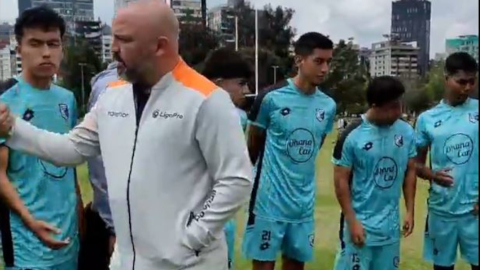 Los jugadores de Cumbayá y Miguel Ángel Loor, en el Parque La Carolina, el 3 de julio de 2024.