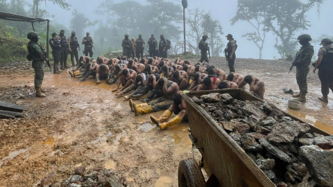 Casi 50 personas que estaban secuestradas por el grupo delincuencial Los Lobos Box, fueron rescatados de una mina en el cantón Camilo Ponce Enríquez este 3 de julio de 2024.