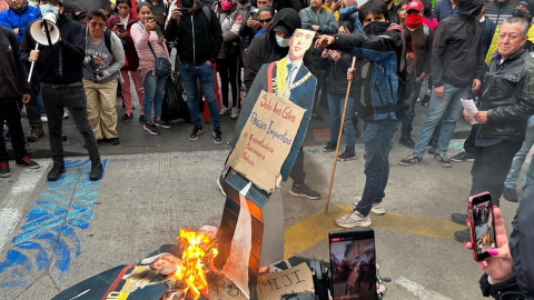 Manifestantes queman imágenes del presidente Daniel Noboa, el 4 de julio de 2024.