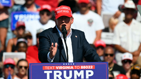 Donald Trump habla durante un mitin de campaña en las históricas granjas Greenbrier en Virginia.