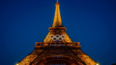 La Torre Eiffel ilumnada por la noche junto a los anillos olímpicos, el 26 de junio de 2024.