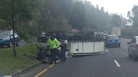 Un camión se volcó en la avenida Simón Bolívar, norte de Quito, el 4 de julio de 2024.