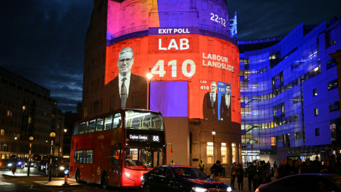 Una aviso en Londres muestra los escaños obtenidos por el partido Laborista en Reino Unido, el 4 de julio de 2024.