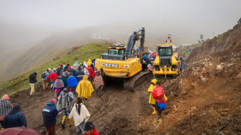 La nueva carretera que unirá la Sierra Central, la Costa y la Amazonía se construye en minga por parte de los comuneros, el 4 de julio de 2024.