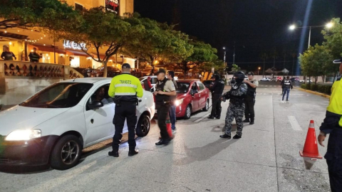 Imagen referencial de un agente de la CTE (de espaldas) durante un operativo junto a  la Policía Nacional, el 3 de julio de 2024.