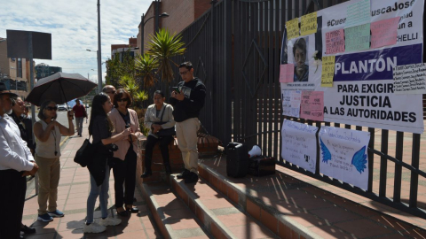 Familiares de José Andrés Vintimilla, hallado muerto el lunes pasado, realizarón un plantón en los exteriores del edificio de la Función Judicial del Azuay para exigir justicia, el 30 de octubre de 2023.