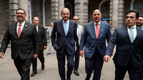 El magnate mexicano, Carlos Slim, junto a su equipo en el VII Simposio de Centros Históricos en el Palacio de Minería, en Ciudad de México, el 23 de mayo de 2019.