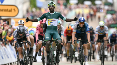 Biniam Girmay, en la meta de la Etapa 8 del Tour de Francia, el 6 de julio de 2024.