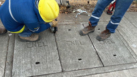 Trabajadores de CNEL en labores de mantenimiento del servicio eléctrico en Daule, Guayas, el 24 de junio de 2024. Imagen referencial. 