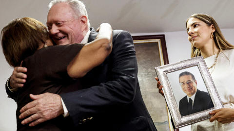 La abogada panameña Guillermina Mc Donald (izq.) abraza a Jurgen Mossack (centro) junto a Raquel Fonseca, hija del difunto abogado Ramón Fonseca, cofundador del bufete de abogados Mossack Fonseca, durante una conferencia de prensa en la ciudad de Panamá el 3 de julio de 2024.