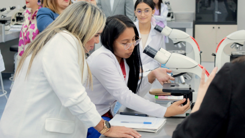 Estudiantes de Medicina de la Universidad de Guayaquil en una clase, en junio de 2024.