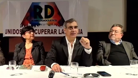 Gustavo Jalk (centro), en el foro de Rumbo Democrático del 5 de julio de 2024.