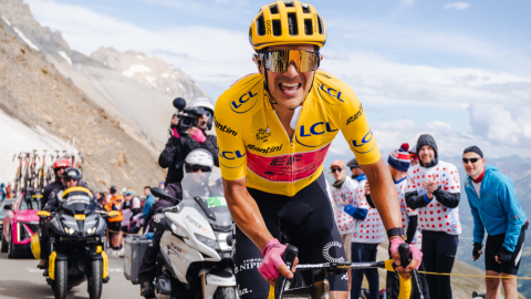 Richard Carapaz luce el maillot amarillo en la Etapa 4 del Tour de Francia, el 2 de julio de 2024. 